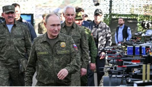 [서울=뉴시스] 블라디미르 푸틴 러시아 대통령이 16일(현지 시각) 러시아와 벨라루스의 연합 군사훈련 ‘자파드(서쪽) 2025’를 참관하면서 군복을 착용하고 있다.(출처: 리아로보스티 통신) 2025.09.17. *재판매 및 DB 금지