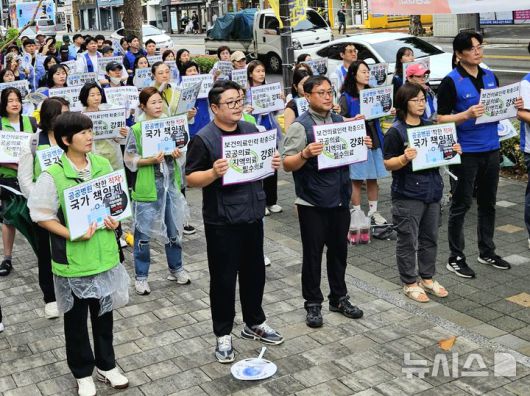 [청주=뉴시스] 서주영 기자 =  충북대병원분회 조합원들이 17일 충북도청 서문에서 파업 출정식을 하고 있다. 2025.09.17. juyeong@newsis.com