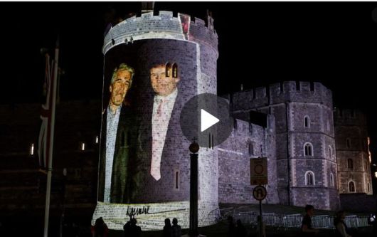 [서울=뉴시스] 16일 영국 런던 윈저성 성벽에 도널드 트럼프 대통령과 성범죄자 제프리 엡스타인의 거대한 이미지가 투사되어 있다.(출처: 가디언 동영상 캡처) 2025.09.17. *재판매 및 DB 금지