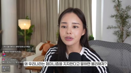 [서울=뉴시스] 유튜버 '썸머썸머'. (사진=유튜브 채널 캡처) *재판매 및 DB 금지