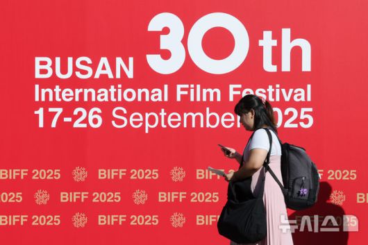 [부산=뉴시스] 박진희 기자 = 제30회 부산국제영화제 개막식이 열린 17일 부산 해운대구 영화의전당 티켓박스에서 관람객이 영화표를 구입하고 있다.  2025.10.17. pak7130@newsis.com
