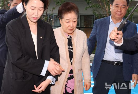 [서울=뉴시스] 추상철 기자 = 한학자 통일교 총재가 17일 오전 서울 종로구 KT광화문빌딩 웨스트에 마련된 김건희 특검 사무실에 피의자 신분으로 출석하고 있다. 2025.09.17. scchoo@newsis.com