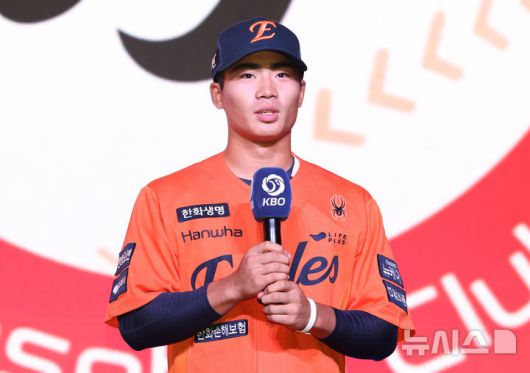 [서울=뉴시스] 황준선 기자 = 17일 오후 서울 송파구 롯데호텔월드에서 열린 2026 KBO 신인 드래프트에서 한화 이글스 1라운드 지명된 유신고 오재원이 소감을 밝히고 있다. 2025.09.17. hwang@newsis.com