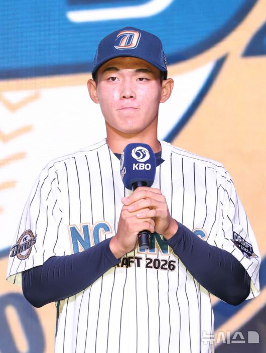 [서울=뉴시스] 황준선 기자 = 17일 오후 서울 송파구 롯데호텔월드에서 열린 2026 KBO 신인 드래프트에서 NC다이노스 1라운드 지명된 유신고 신재인이 소감을 밝히고 있다. 2025.09.17. hwang@newsis.com