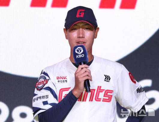 [서울=뉴시스] 황준선 기자 = 17일 오후 서울 송파구 롯데호텔월드에서 열린 2026 KBO 신인 드래프트에서 롯데 자이언츠 1라운드 지명된 동산고 신동건이 소감을 밝히고 있다. 2025.09.17. hwang@newsis.com
