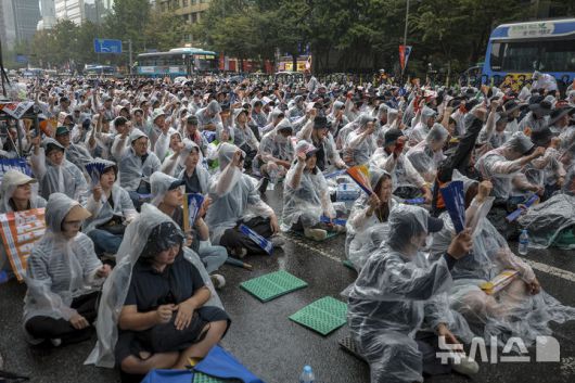 [서울=뉴시스] 정병혁 기자 = 17일 서울 중구 세종대로에서 열린 공공운수노조, 공공기관 노동자 총파업·총력투쟁대회에서 참석자들이 구호를 외치고 있다. 2025.09.17. jhope@newsis.com