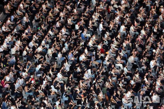 [부산=뉴시스] 하경민 기자 = 제30회 부산국제영화제 개막식이 열린 17일 부산 해운대구 영화의전당에서 관객들이 레드카펫 행사를 지켜보고 있다.  26일까지 열흘간 열리는 이번 영화제는 7개 극장 31개 스크린에서 공식 초청작 64개국 241편과 커뮤니티비프 87편 등 총 328편의 작품을 상영한다. 2025.09.17. yulnetphoto@newsis.com