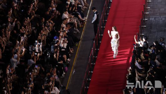 [부산=뉴시스] 하경민 기자 = 제30회 부산국제영화제 개막식이 열린 17일 부산 해운대구 영화의전당에서 블랙핑크 리사가 레드카펫을 지나고 있다. 26일까지 열흘간 열리는 이번 영화제는 7개 극장 31개 스크린에서 공식 초청작 64개국 241편과 커뮤니티비프 87편 등 총 328편의 작품을 상영한다. 2025.09.17. yulnetphoto@newsis.com
