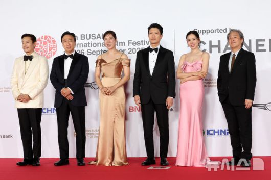 [부산=뉴시스] 박진희 기자 = 영화 '어쩔수가없다' 감독 박찬욱과 배우 이병헌, 손예진, 박희순, 이성민, 염혜란이 17일 부산 해운대구 영화의전당에서 제30회 부산국제영화제 개막식 레드카펫 행사에 참석하고 있다. 2025.10.17. pak7130@newsis.com