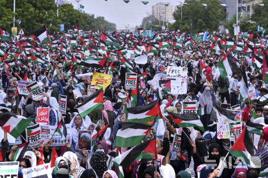 [AP/뉴시스] 지난 18일 파키스탄 남부 카라치에서 종교 조직 '자마트-에-이슬라미' 추종자들이 가자 지구 팔레스타인 인 지지 시위를 하고 있다. 팔레스타인 국기를 사방에서 볼 수 있다.