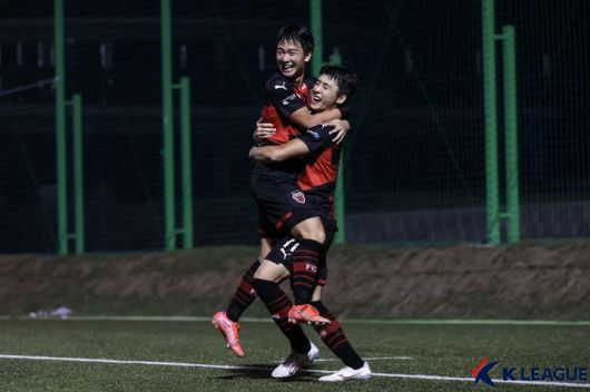 [서울=뉴시스]프로축구 포항 이동협(오른쪽). (사진=한국프로축구연맹 제공)