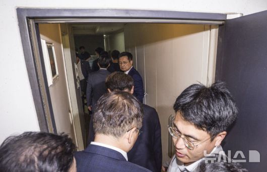 [서울=뉴시스] 김근수 기자 = 김건희 특검팀(특별검사 민중기)이 통일교인의 국민의힘 당원 가입 여부 자료와 관련해 압수수색을 벌인 18일 오후 서울 여의도 국민의힘 당원 명부 데이터베이스 관리 업체 사무실로 국민의힘 의원들이 들어가고 있다. 2025.09.18. ks@newsis.com