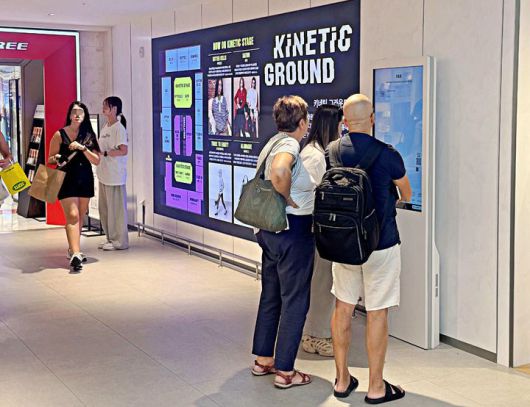 서울시 중구 소공동 롯데백화점 본점 9층 키네틱 그라운드에서 외국인 고객들이 쇼핑맵을 보고 있다.(사진=롯데백화점 제공) *재판매 및 DB 금지