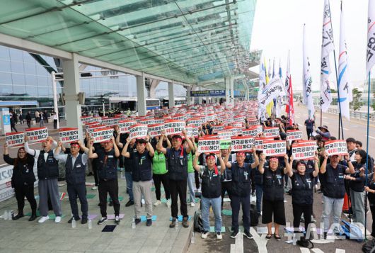 [인천공항=뉴시스] 권창회 기자 = 민주노총 공공운수노조 인천공항지역지부 조합원들을 비롯한 공항 노동자들이 19일 오전 인천국제공항 제2여객터미널에서 열린 전국공항노동자 총파업대회에서 구호를 외치고 있다. 2025.09.19. kch0523@newsis.com