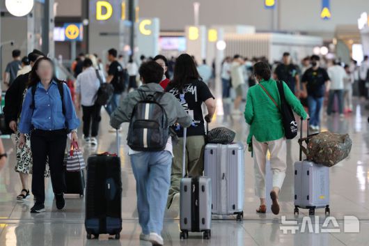 [인천공항=뉴시스] 권창회 기자 = 전국 15개 공항 등에서 일하는 공항노동자들이 안전한 일터·안전한 공항을 위한 총파업에 들어간 19일 오전 인천국제공항 제2여객터미널에서 여행객들이 이동하고 있다. 2025.09.19. kch0523@newsis.com