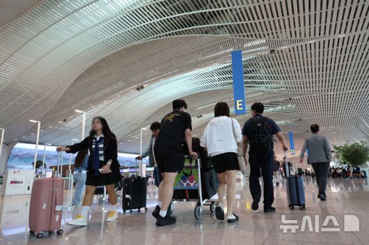 [인천공항=뉴시스] 권창회 기자 = 전국 15개 공항 등에서 일하는 공항노동자들이 안전한 일터·안전한 공항을 위한 총파업에 들어간 19일 오전 인천국제공항 제2여객터미널에서 여행객들이 이동하고 있다. 2025.09.19. kch0523@newsis.com