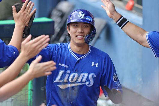 [서울=뉴시스] 프로야구 삼성 라이온즈 이재현이 20일 잠실구장에서 열린 2025 신한 쏠뱅크 KBO리그 LG 트윈스와의 경기에서 득점을 올린 뒤 동료들의 축하를 받고 있다. (사진=삼성 라이온즈 제공) 2025.09.20. *재판매 및 DB 금지