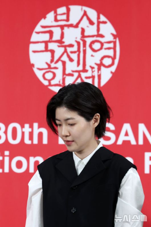 [부산=뉴시스] 박진희 기자 = 심은경 배우가 20일 부산 해운대구 우동 영화의전당 비프힐에서 열린 제30회 부산국제영화제 경쟁부문 작품 '여행과 나날' 기자회견을 하고 있다. 2025.09.20. pak7130@newsis.com