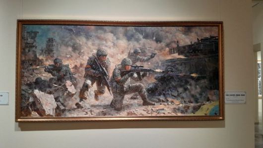 [서울=뉴시스] 러시아 모스크바 ‘전러시아 장식예술 박물관’에 전시된 북한 그림 ‘꾸르스크 지역 해방을 위하여’(출처: 모스크바 소식통 제공) 2025.09.22. *재판매 및 DB 금지