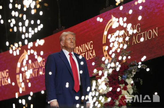 [글렌데일=AP/뉴시스] 도널드 트럼프 미국 대통령이 21일(현지 시간) 애리조나주 글렌데일 스테이트팜 스타디움에서 열린 보수 성향 활동가 찰리 커크 추모 행사에 참석하고 있다.  2025.09.22.