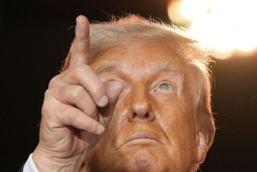 [글렌데일=AP/뉴시스] 도널드 트럼프 미국 대통령이 21일(현지 시간) 애리조나 글렌데일에서 열린 찰리 커크 추모식에 참석해 손가락으로 하늘을 가리키고 있다. 2025.09.22.