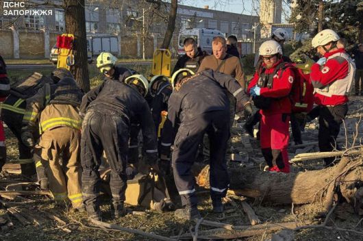 [자포리자=AP/뉴시스] 22일(현지 시간) 자포리자시에서 구조대가 러시아 공습 희생자 시신을 옮기고 있다.  2025.09.22.