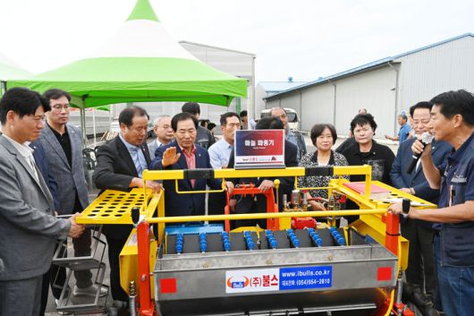 [창녕=뉴시스] 성낙인 군수가 마늘 파종 기계화 현장 전시회를 둘러보고 있다. (사진= 창녕군 제공) 2025.09.22. photo@newsis.com *재판매 및 DB 금지