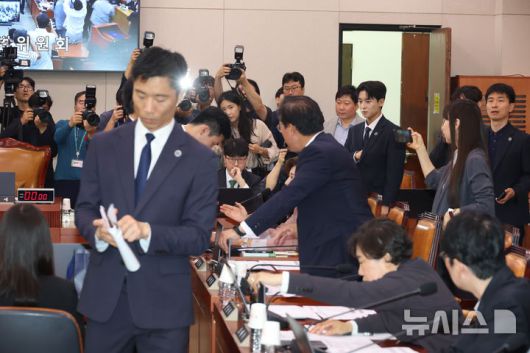 [서울=뉴시스] 고승민 기자 = 22일 서울 여의도 국회에서 열린 법제사법위원회의 검찰개혁 입법청문회에서 시작 전 국민의힘 의원들이 노트북에 피켓을 부착하자 추미애 위원장의 지시를 받은 방호직원들이 이를 제거하고 있다. 2025.09.22. kkssmm99@newsis.com