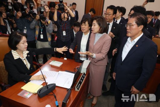 [서울=뉴시스] 고승민 기자 = 나경원 등 국민의힘 법사위원들이 22일 서울 여의도 국회에서 열린 법제사법위원회의 검찰개혁 입법청문회에서 추미애 위원장에게 의사진행 발언을 요구하며 항의하고 있다. 2025.09.22. kkssmm99@newsis.com