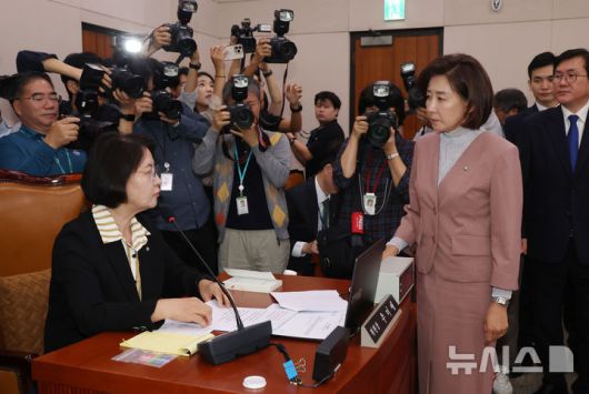 [서울=뉴시스] 고승민 기자 = 22일 서울 여의도 국회에서 열린 법제사법위원회의 검찰개혁 입법청문회에서 나경원 국민의힘 의원이 추미애 위원장에게 항의하고 있다. 2025.09.22. kkssmm99@newsis.com