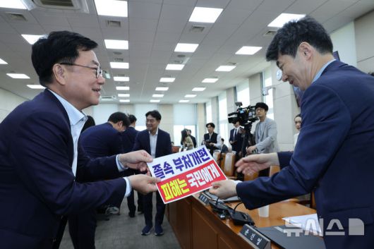 [서울=뉴시스] 김금보 기자 = 서범수 국회 행정안전위원회 국민의힘 간사가 22일 오전 서울 여의도 국회에서 열린 전체회의에서 여당의 정부조직법 일부개정법률안 졸속 추진을 규탄하는 피켓을 윤건영 더불어민주당 간사에게 전달하고 있다. 2025.09.22. kgb@newsis.com
