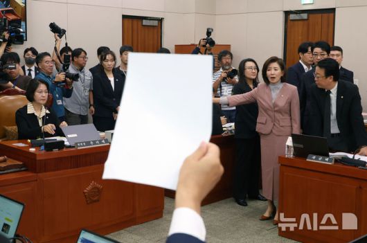 [서울=뉴시스] 고승민 기자 = 나경원 등 국민의힘 법사위원들이 22일 서울 여의도 국회에서 열린 법제사법위원회의 검찰개혁 입법청문회에서 추미애 법사위원장 등 여당 의원들에게 항의하고 있다. 2025.09.22. kkssmm99@newsis.com