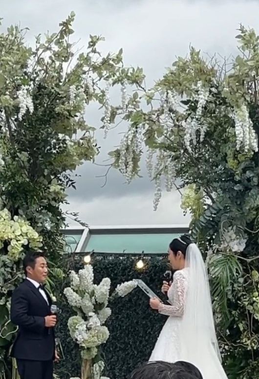 [서울=뉴시스] 김병만, 현은재 부부 결혼식 장면. (사진=최여진 인스타그램 캡처) 2025.09.23. photo@newsis.com *재판매 및 DB 금지