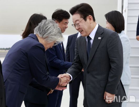 [뉴욕=뉴시스] 최동준 기자 = 유엔 총회에 참석하는 이재명 대통령이 22일(현지 시간) 미국 뉴욕 JFK 국제공항에 도착해 강경화 주미대사 내정자와 악수하고 있다. 2025.09.23. photocdj@newsis.com