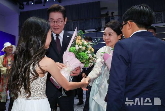 [뉴욕=뉴시스] 최동준 기자 = 이재명 대통령과 김혜경 여사가 22일(현지 시간) 미국 뉴욕의 한 호텔에서 열린 동포 간담회에서 화동들의 꽃다발을 받고 있다. 2025.09.23. photocdj@newsis.com
