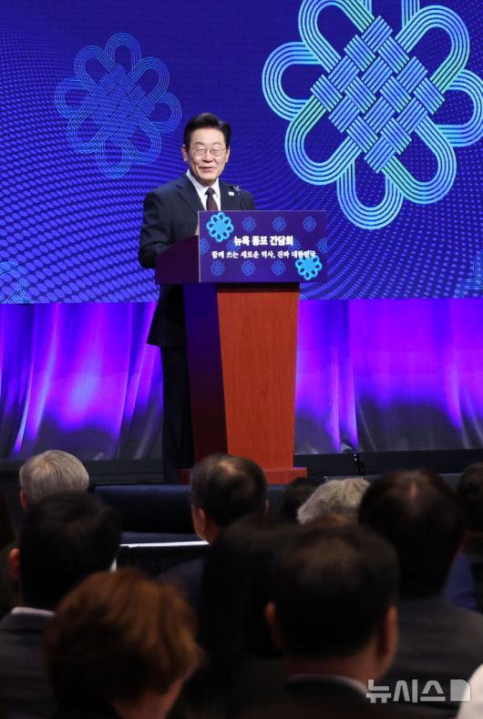 [뉴욕=뉴시스] 최동준 기자 = 이재명 대통령이 22일(현지 시간) 미국 뉴욕의 한 호텔에서 열린 동포 간담회에서 인사말을 하고 있다. 2025.09.23. photocdj@newsis.com