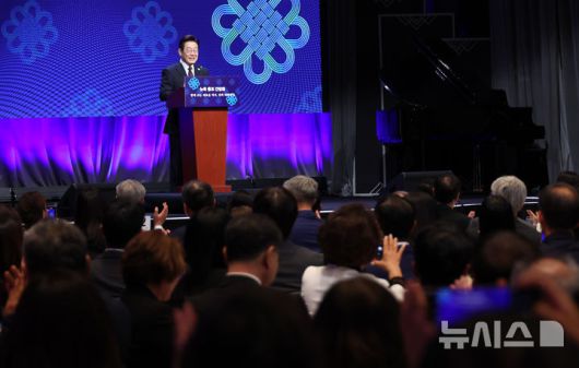 [뉴욕=뉴시스] 최동준 기자 = 이재명 대통령이 22일(현지 시간) 미국 뉴욕의 한 호텔에서 열린 동포 간담회에서 인사말을 하고 있다. 2025.09.23. photocdj@newsis.com