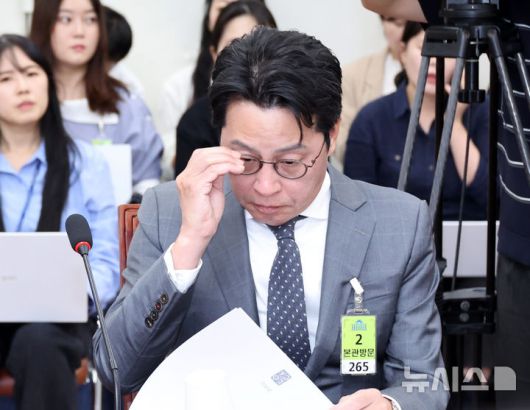 [서울=뉴시스] 김금보 기자 = 조좌진 롯데카드 대표이사가 23일 오전 서울 여의도 국회에서 열린 '국민의힘 정무위원회, 롯데카드 개인정보 유출사태 피해자 보호 방안 및 재발방지 대책 간담회'에서 안경을 고쳐쓰고 있다. 2025.09.23. kgb@newsis.com