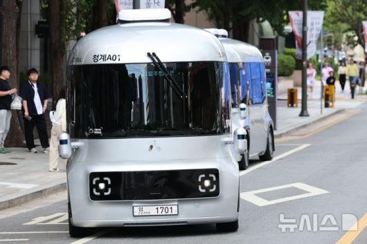 [서울=뉴시스] 권창회 기자 = 23일 오전 서울 중구 청계광장 인근에서 운전석 없는 자율주행셔틀버스가 시범운행 되고 있다. 운전석과 운전대가 없는 자율주행셔틀은 안전요원이 탑승하지만, 운전에는 관여하지 않는다. 청계광장∼청계5가(광장시장)∼청계광장을 순환하는 총 4.8㎞ 구간으로, 주중 평일 오전 10시부터 오후 5시까지 운행한다. 2025.09.23. kch0523@newsis.com