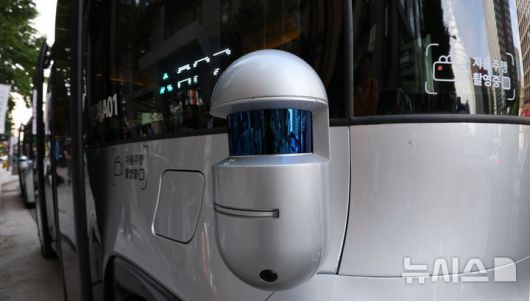 [서울=뉴시스] 권창회 기자 = 23일 오전 서울 중구 청계광장 인근에 정차된 운전석 없는 자율주행셔틀버스의 센서. 운전석과 운전대가 없는 자율주행셔틀은 안전요원이 탑승하지만, 운전에는 관여하지 않는다. 청계광장∼청계5가(광장시장)∼청계광장을 순환하는 총 4.8㎞ 구간으로, 주중 평일 오전 10시부터 오후 5시까지 운행한다. 2025.09.23. kch0523@newsis.com