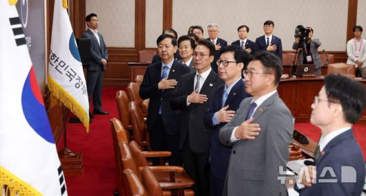 [서울=뉴시스] 추상철 기자 = 김민석 국무총리와 국무위원들이 23일 오전 서울 종로구 정부서울청사에서 열린 국무회의에서 국민의례를 하고 있다. 2025.09.23. scchoo@newsis.com