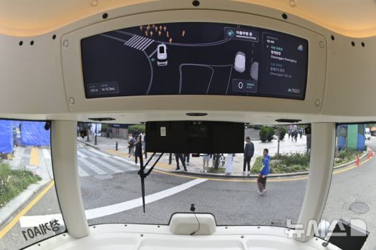 [서울=뉴시스] 권창회 기자 = 23일 오전 서울 중구 청계광장 인근에서 운전석 없는 자율주행셔틀버스가 시범운행 되고 있다. 운전석과 운전대가 없는 자율주행셔틀은 안전요원이 탑승하지만, 운전에는 관여하지 않는다. 청계광장∼청계5가(광장시장)∼청계광장을 순환하는 총 4.8㎞ 구간으로, 주중 평일 오전 10시부터 오후 5시까지 운행한다.(공동취재) 2025.09.23. photo@newsis.com