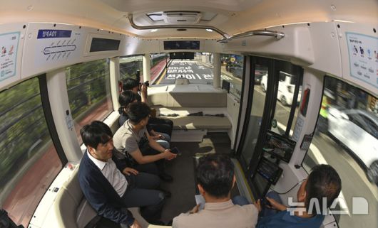 [서울=뉴시스] 권창회 기자 = 23일 오전 서울 중구 청계광장 인근에서 운전석 없는 자율주행셔틀버스가 시범운행 되고 있다. 운전석과 운전대가 없는 자율주행셔틀은 안전요원이 탑승하지만, 운전에는 관여하지 않는다. 청계광장∼청계5가(광장시장)∼청계광장을 순환하는 총 4.8㎞ 구간으로, 주중 평일 오전 10시부터 오후 5시까지 운행한다.(공동취재) 2025.09.23. photo@newsis.com