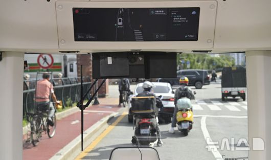 [서울=뉴시스] 권창회 기자 = 23일 오전 서울 중구 청계광장 인근에서 운전석 없는 자율주행셔틀버스가 시범운행 되고 있다. 운전석과 운전대가 없는 자율주행셔틀은 안전요원이 탑승하지만, 운전에는 관여하지 않는다. 청계광장∼청계5가(광장시장)∼청계광장을 순환하는 총 4.8㎞ 구간으로, 주중 평일 오전 10시부터 오후 5시까지 운행한다.(공동취재) 2025.09.23. photo@newsis.com