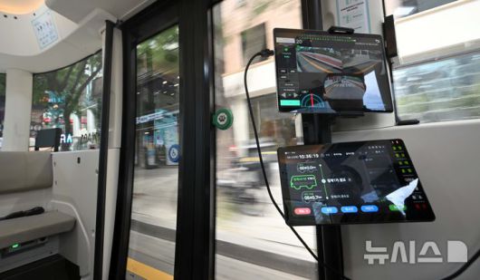 [서울=뉴시스] 권창회 기자 = 23일 오전 서울 중구 청계광장 인근에서 운전석 없는 자율주행셔틀버스가 시범운행 되고 있다. 운전석과 운전대가 없는 자율주행셔틀은 안전요원이 탑승하지만, 운전에는 관여하지 않는다. 청계광장∼청계5가(광장시장)∼청계광장을 순환하는 총 4.8㎞ 구간으로, 주중 평일 오전 10시부터 오후 5시까지 운행한다.(공동취재) 2025.09.23. photo@newsis.com