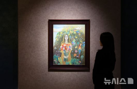 [서울=뉴시스] 황준선 기자 = 23일 서울 종로구 석파정 서울미술관에서 열린 천경자 작고 10주기 특별기획전 '내 슬픈 전설의 101페이지' 언론 공개 행사에 '알라만다의 그늘'이 전시돼 있다.오는 24일부터 개최되는 '내 슬픈 전설의 101페이지'는 천경자 작가의 1940년대 후반부터 1990년대에 이르는 대표 작업 80여점을 주제에 맞게 묶어 총망라한 전시로 지난 2006년 회고전 이후 이후 가장 큰 규모의 대형 전시다. 2025.09.23. hwang@newsis.com