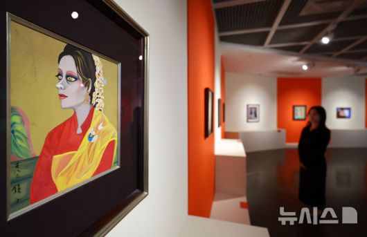 [서울=뉴시스] 황준선 기자 = 23일 서울 종로구 석파정 서울미술관에서 열린 천경자 작고 10주기 특별기획전 '내 슬픈 전설의 101페이지' 언론 공개 행사에 초상화들이 전시돼 있다. 2025.09.23. hwang@newsis.com