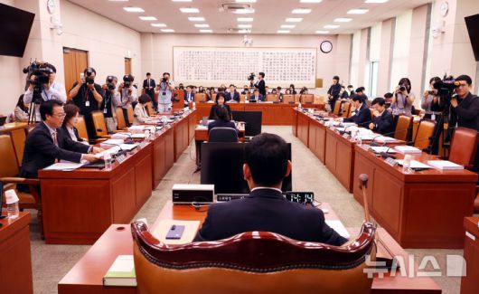 [서울=뉴시스] 조성봉 기자 = 김용민 법제사법위원회 법안심사제1소위원회 위원장이 23일 오후 서울 여의도 국회에서 열린 법사위 법안심사제1소위 회의에서 의사봉을 두드리고 있다. 2025.09.23. suncho21@newsis.com