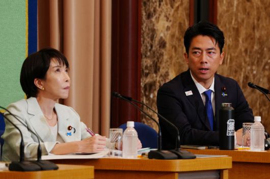 [도쿄=AP/뉴시스]24일 일본기자클럽이 주최한 일본 집권 자민당 총재 후보 공개토론회에서 고이즈미 신지로 (오른쪽) 농림수산상이 발언하며 다카이치 사나에 전 경제안보상을 바라보고 있다. 2025.09.24.