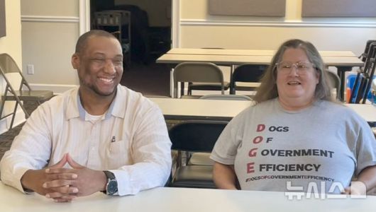 [애틀랜타=뉴시스] 미국 조지아주 메트로 애틀랜타 디캘브카운티 공화당원들이 지난 13일(현지 시간) 미 애틀랜타에서 한국언론진흥재단과 미 동서센터의 '한미언론교류 프로그램'에 참가한 한국 기자단과 간담회를 하고 있다. 2025.09.24.